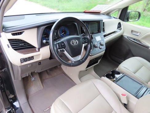 Used 2016 Toyota Sienna XLE w/ XLE Navigation Package FWD image 25