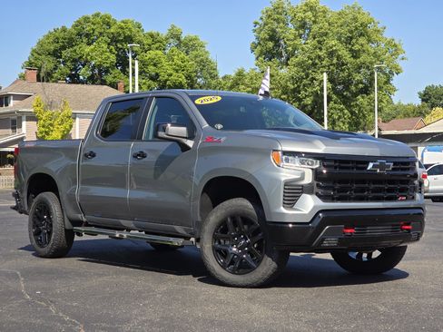 Used 2025 Chevrolet Silverado 1500 LT Trail Boss w/ Convenience Package II AWD/4WD image 2