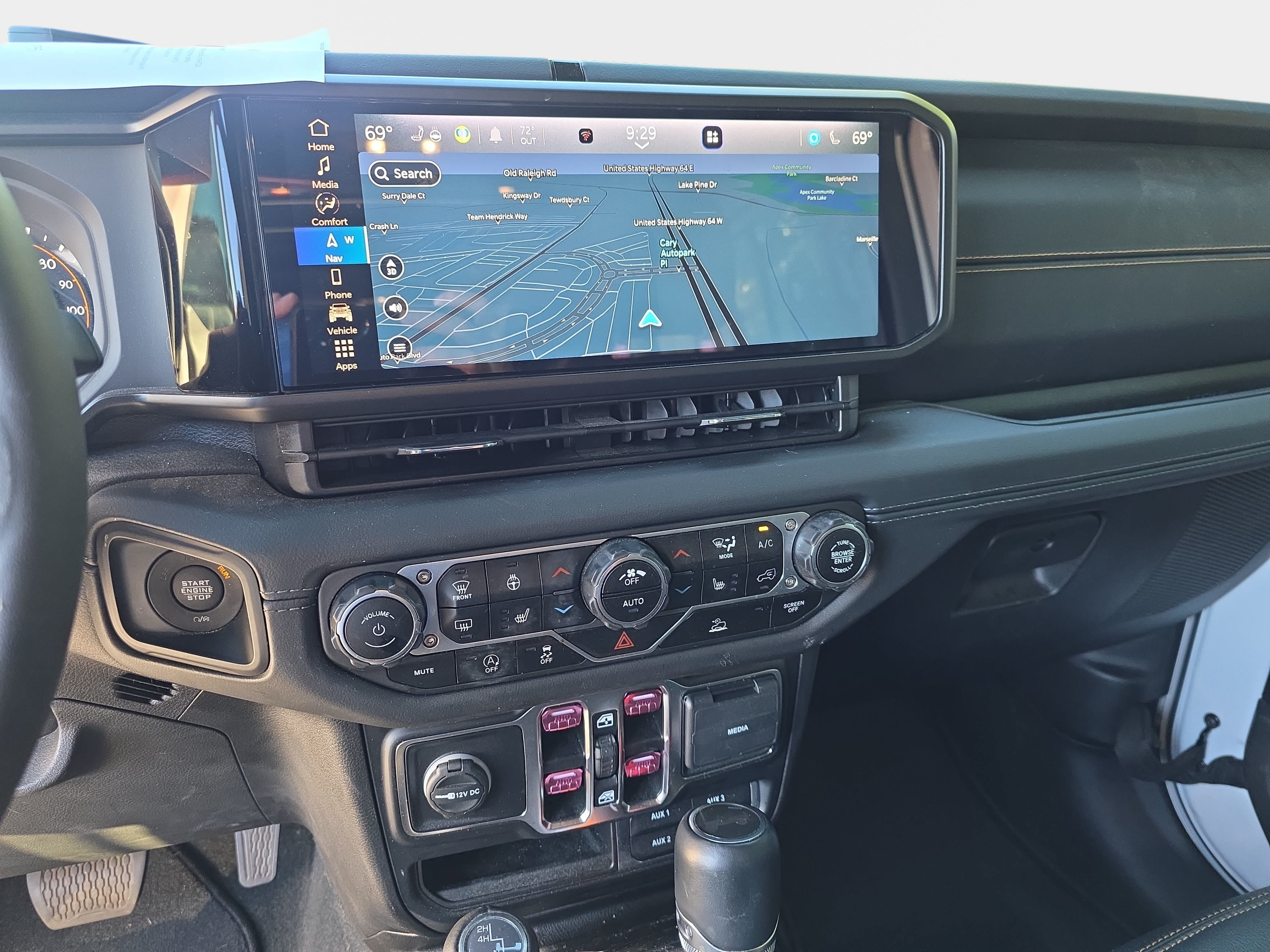 Used 2024 Jeep Wrangler Unlimited Sahara w/ Technology Group AWD/4WD image 6