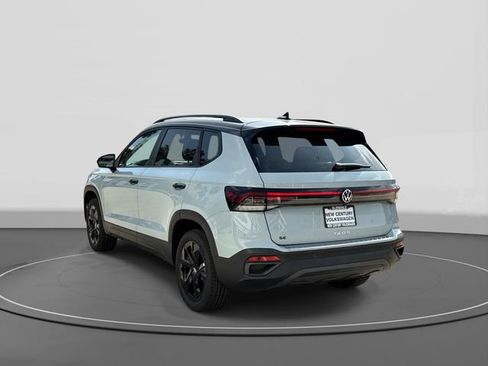 New 2026 Volkswagen Taos SE FWD image 3