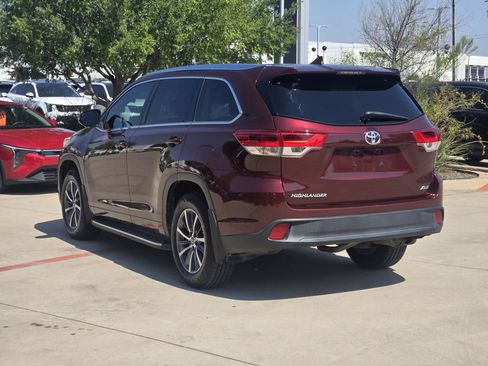 Used 2017 Toyota Highlander XLE FWD image 3