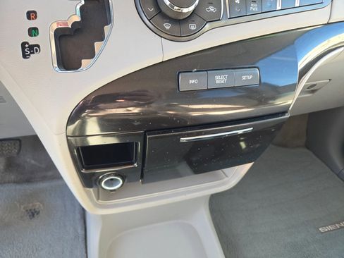 Used 2013 Toyota Sienna LE image 41