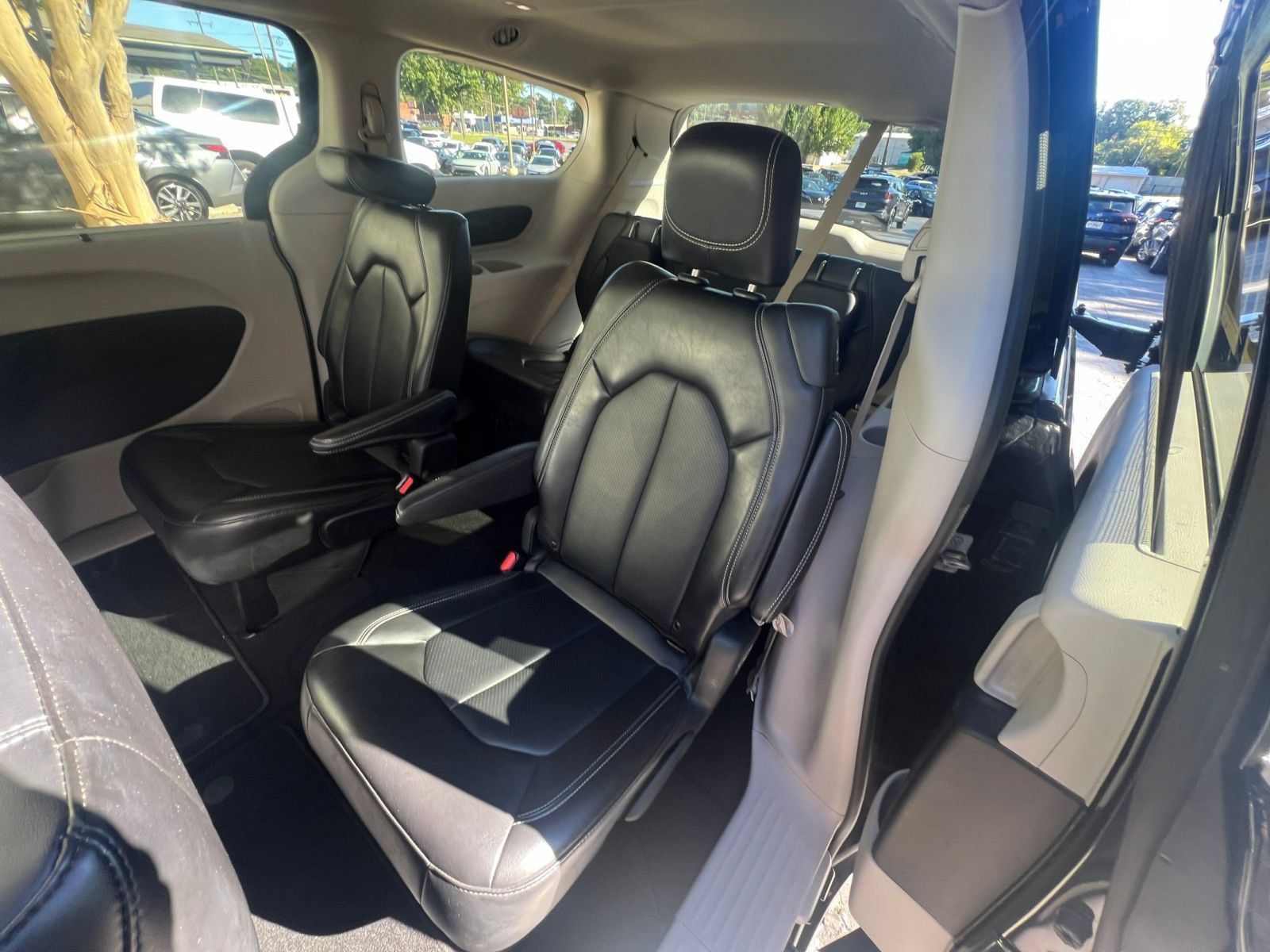 Used 2024 Chrysler Pacifica Touring-L FWD image 38
