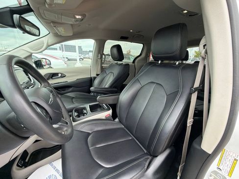 Used 2024 Chrysler Pacifica Touring-L FWD image 12