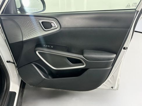 Used 2025 Kia Soul LX w/ LX Technology Package FWD image 32
