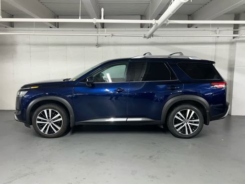 Used 2023 Nissan Pathfinder Platinum image 11
