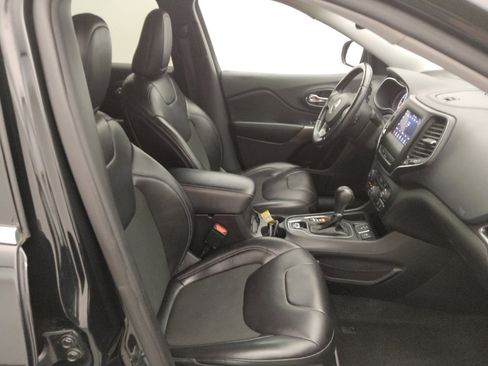 Used 2019 Jeep Cherokee Latitude Plus w/ Comfort/Convenience Group FWD image 21