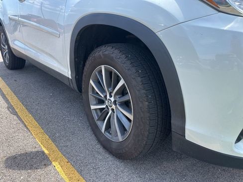 Used 2019 Toyota Highlander XLE AWD/4WD image 3