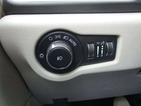 Used 2023 Chrysler Pacifica Touring-L FWD image 32