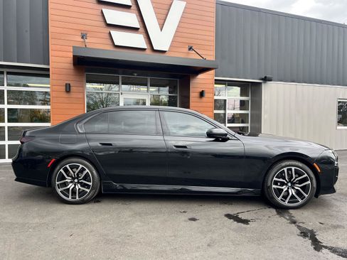 Used 2023 BMW i7 xDrive60 w/ Parking Assistance Package AWD/4WD image 4
