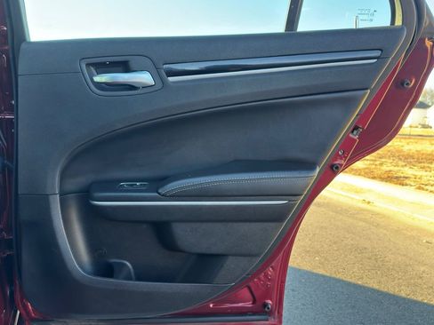 Used 2019 Chrysler 300 S image 17