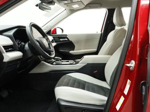 Used 2025 Mitsubishi Outlander SE FWD image 7