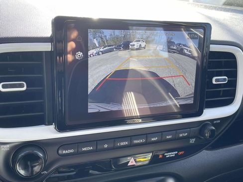 Used 2025 Hyundai Venue Limited image 18