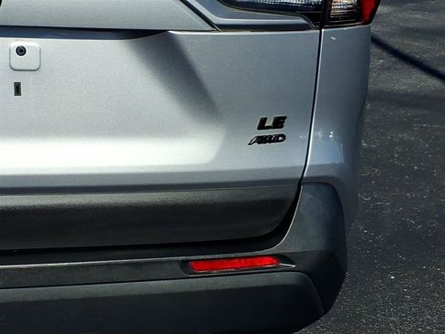 Used 2021 Toyota RAV4 LE AWD/4WD image 5