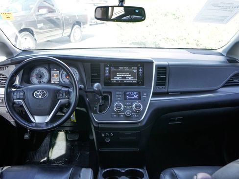 Used 2016 Toyota Sienna SE FWD image 25