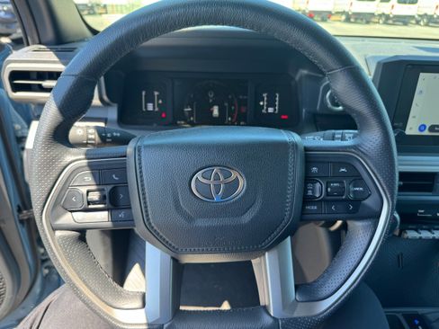 Used 2025 Toyota 4Runner SR5 AWD/4WD image 14