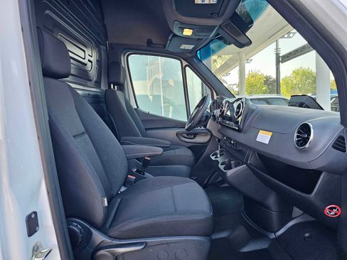 Used 2025 Mercedes-Benz Sprinter 2500 image 12
