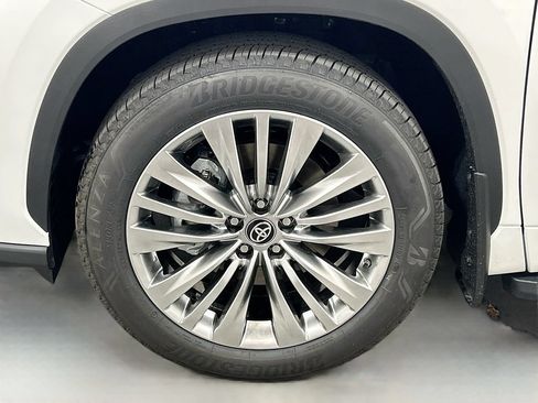 Used 2025 Toyota Highlander Platinum AWD/4WD image 30