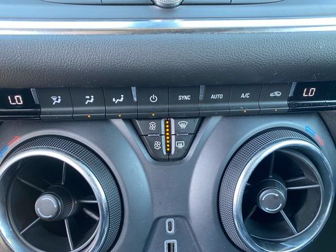 Used 2025 Chevrolet Blazer LT FWD image 16