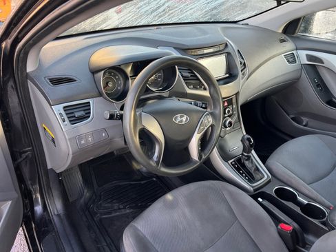 Used 2015 Hyundai Elantra SE image 18
