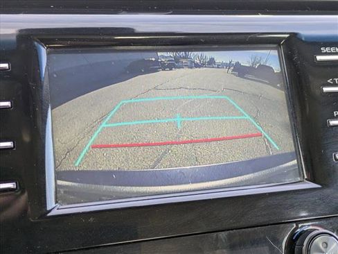 Used 2019 Toyota Camry SE image 14