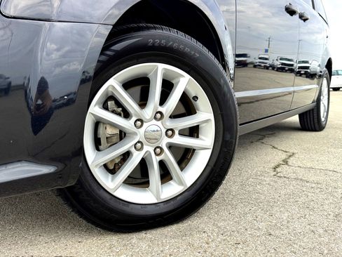 Used 2018 Dodge Grand Caravan SXT image 2