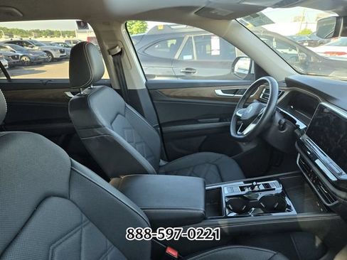 Used 2025 Volkswagen Atlas SE AWD/4WD image 9