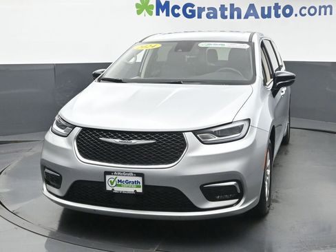 Used 2024 Chrysler Pacifica Touring-L image 5