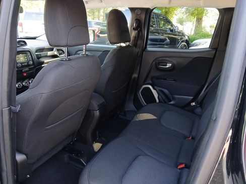 Used 2017 Jeep Renegade Latitude FWD image 12