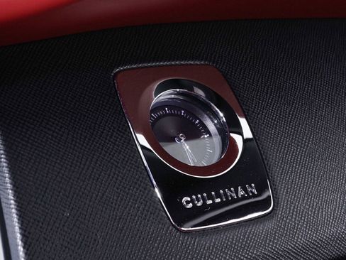 Used 2022 Rolls-Royce Cullinan w/ Cullinan Package image 31