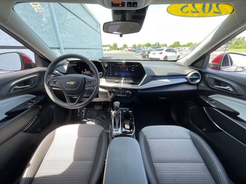 Used 2025 Chevrolet Trax LT FWD image 3