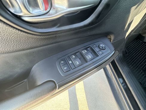 Used 2021 Jeep Cherokee Trailhawk w/ Comfort/Convenience Group AWD/4WD image 22
