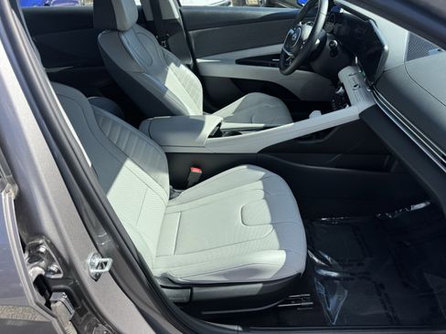 Used 2023 Hyundai Elantra Limited image 13