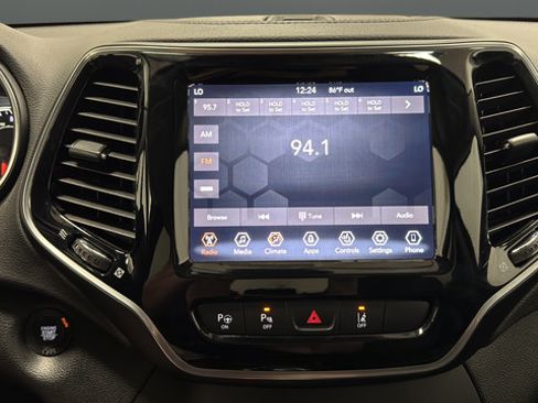 Used 2019 Jeep Cherokee Limited w/ Technology Group AWD/4WD image 8