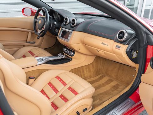 Used 2010 Ferrari California RWD image 28