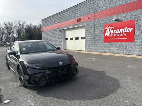 Used 2025 Toyota Camry SE image 1