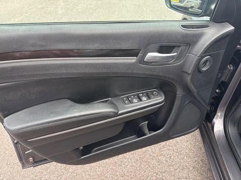 Used 2015 Chrysler 300 Limited image 9
