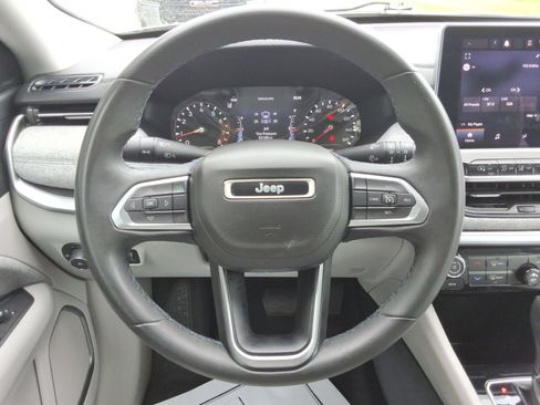 Used 2022 Jeep Compass Latitude FWD image 11
