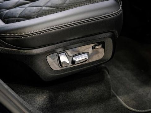 Used 2023 BMW X7 xDrive40i w/ M Sport Package AWD/4WD image 49