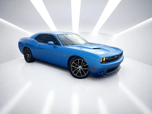 Used 2016 Dodge Challenger R/T Scat Pack w/ Leather Interior Group RWD image 2