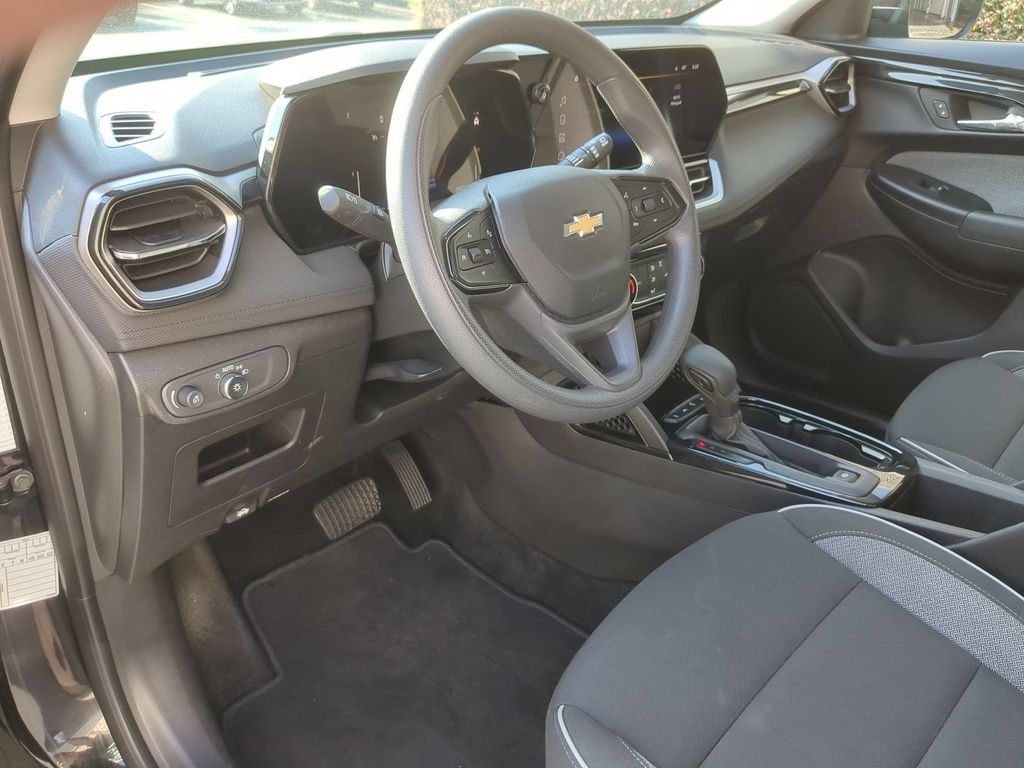 Used 2025 Chevrolet TrailBlazer LT AWD/4WD image 15
