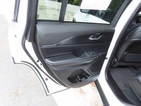 Certified 2024 Jeep Grand Cherokee Altitude image 31