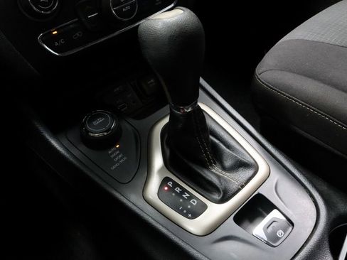 Used 2016 Jeep Cherokee Latitude w/ Comfort/Convenience Group AWD/4WD image 31