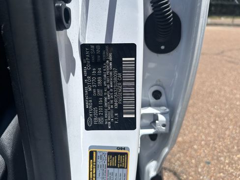 Used 2025 Hyundai Venue SEL FWD image 7