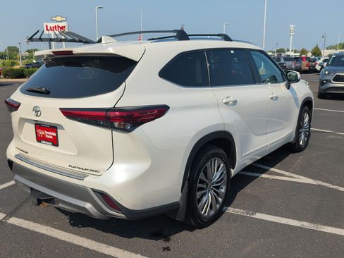 Used 2021 Toyota Highlander Platinum AWD/4WD image 4
