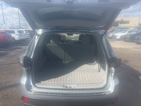 Used 2019 Toyota Highlander XLE image 7