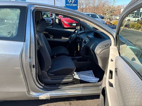 Used 2011 Toyota Yaris Base image 17