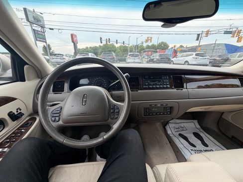 Used 1999 Lincoln Town Car Signature RWD image 3