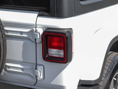 Used 2018 Jeep Wrangler Unlimited Sahara AWD/4WD image 8