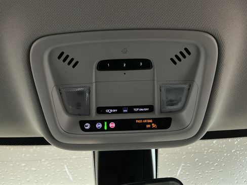 Used 2021 Chevrolet Traverse LT image 17